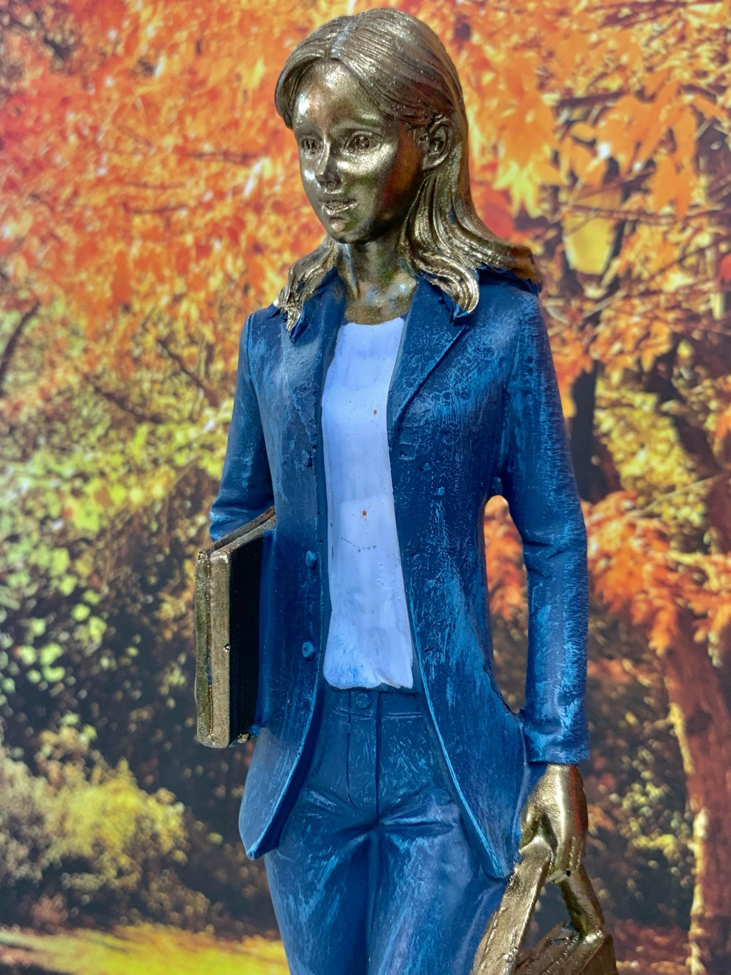 Estatueta Decorativa Empresária em Resina - Espressione