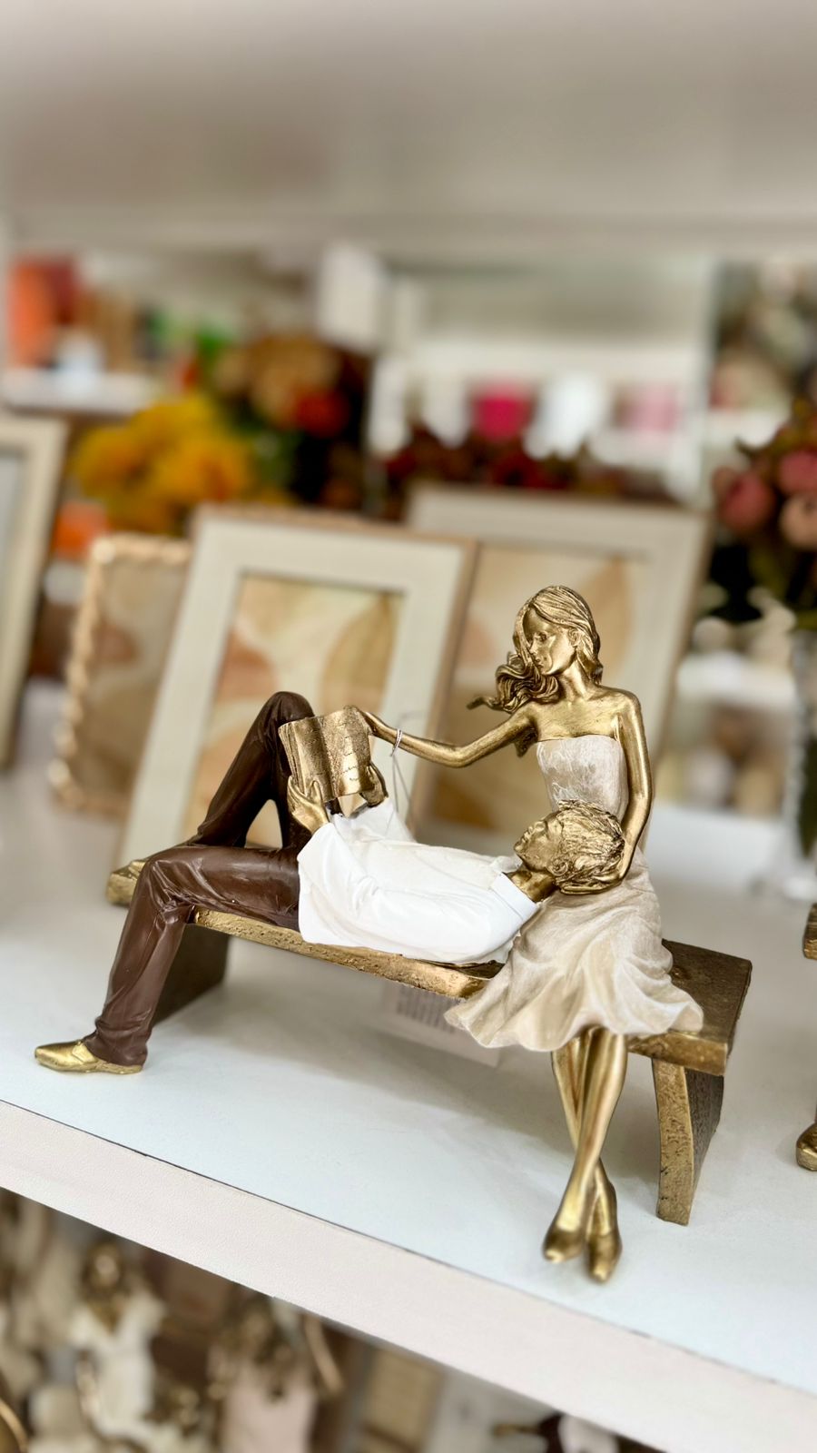 CASAL DE NAMORADOS EM RESINA 21X23CM