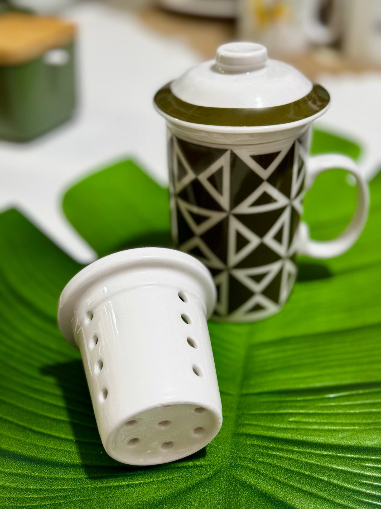 CANECA COM INFUSOR E TAMPA EM PORCELANA 250ML