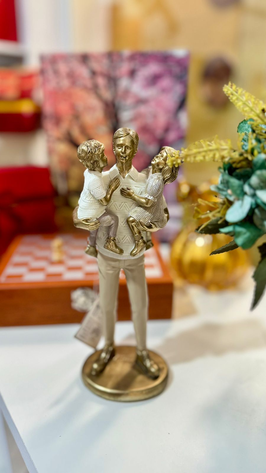 ESCULTURA PAI E FILHOS EM RESINA 10,8X26CM