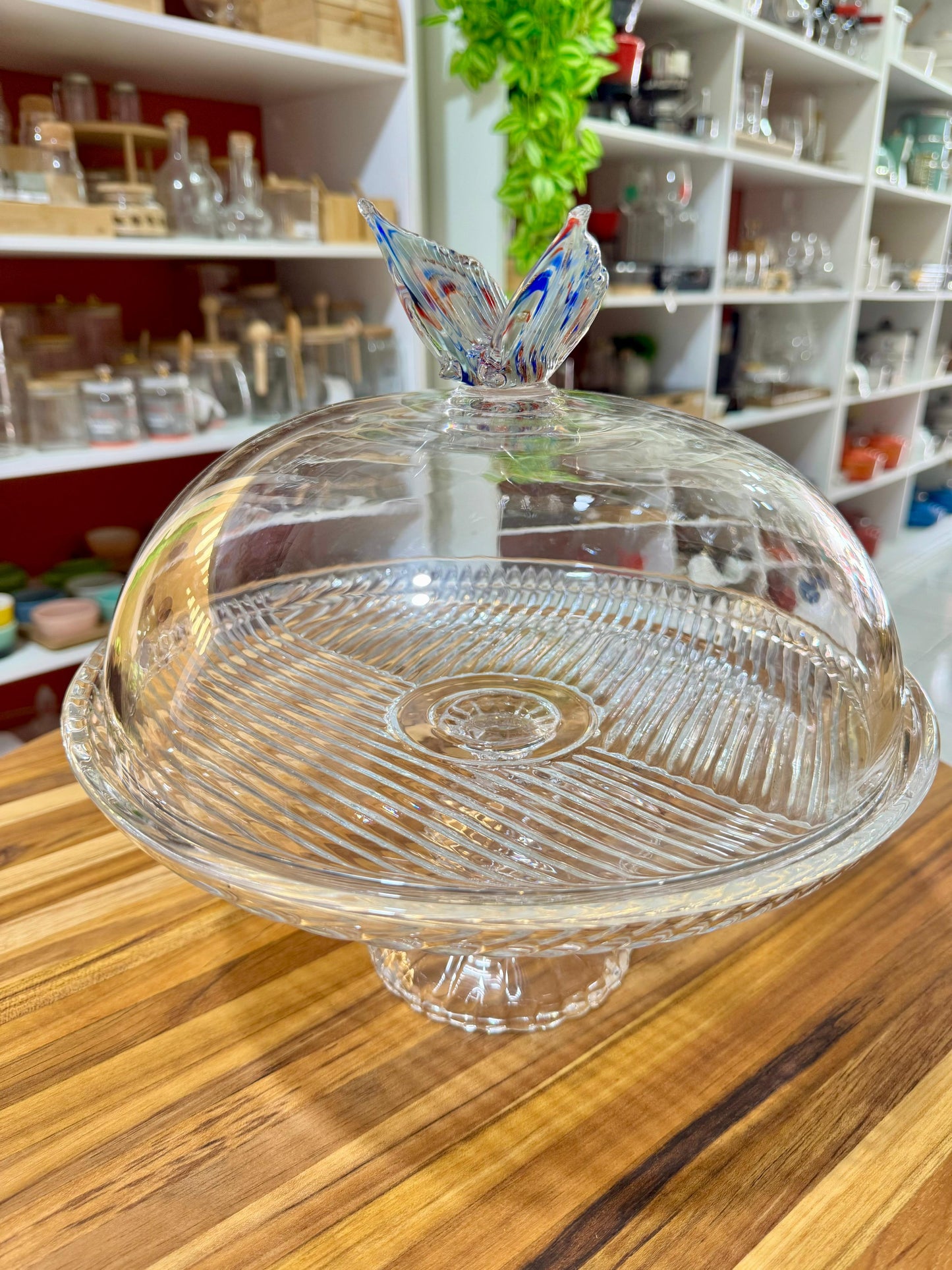 Prato para bolo Papillon em cristal ecológico com tampa e alça de borboleta D30xA28cm