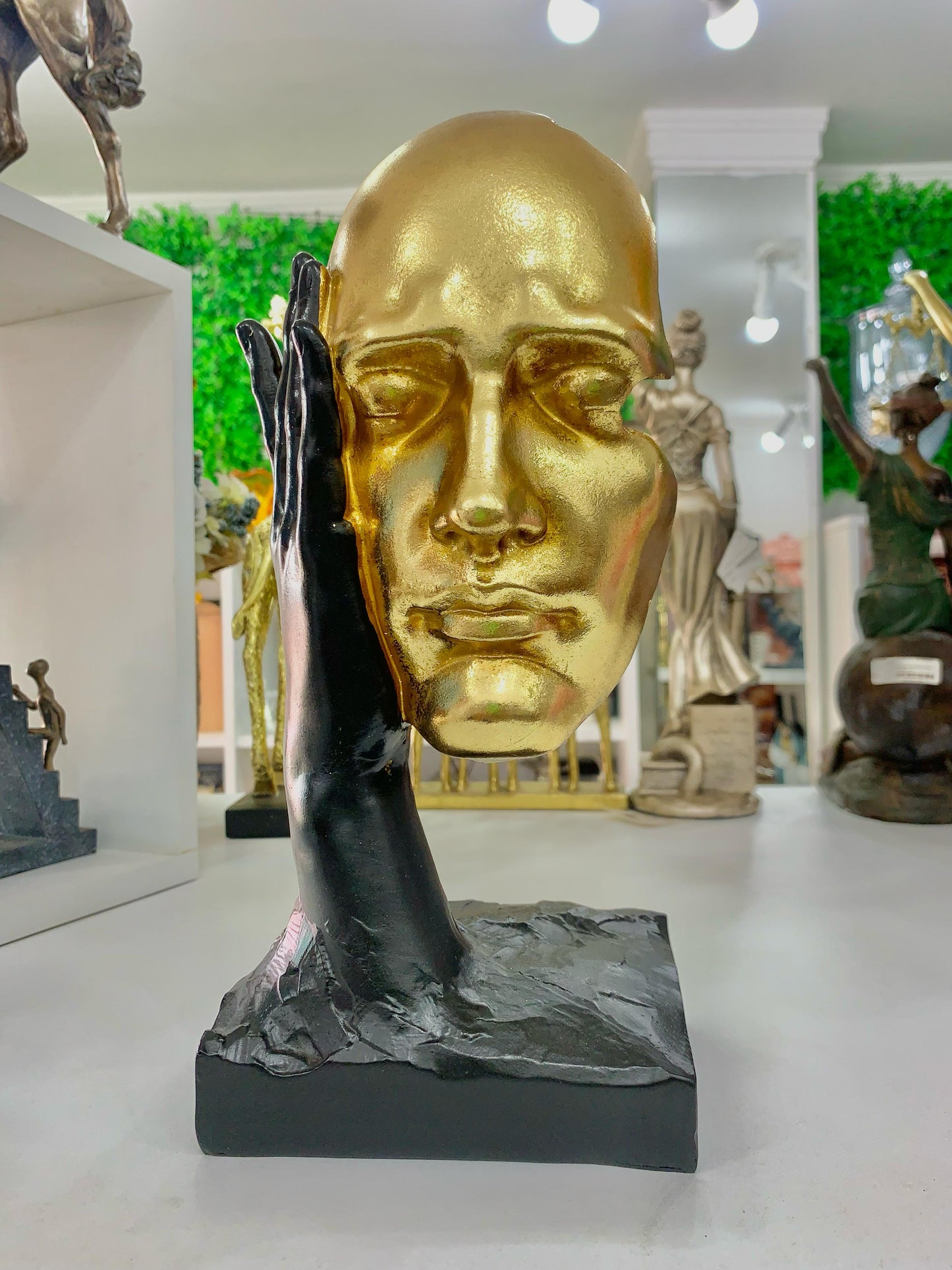 Figura/ Escultura Decorativa Face Wolff Dourada/preta - Rojemac