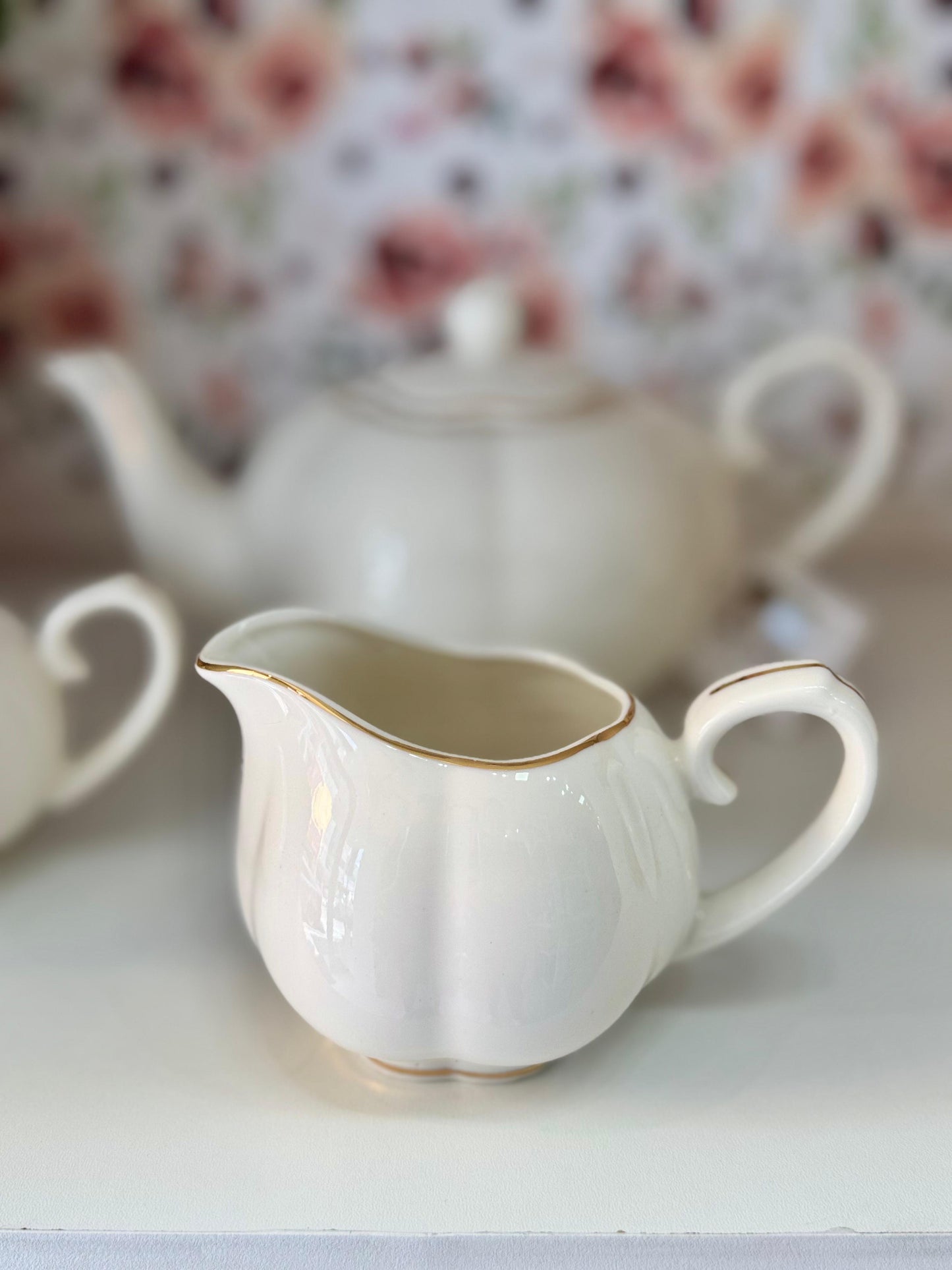 Kit chá new boné china com filado dourado L'Hermitage Camélia bule 1,2 litro branco