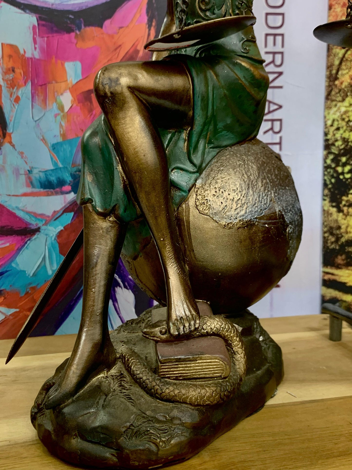 Figura Decorativa Resina Dama Justiça 17x15x35cm