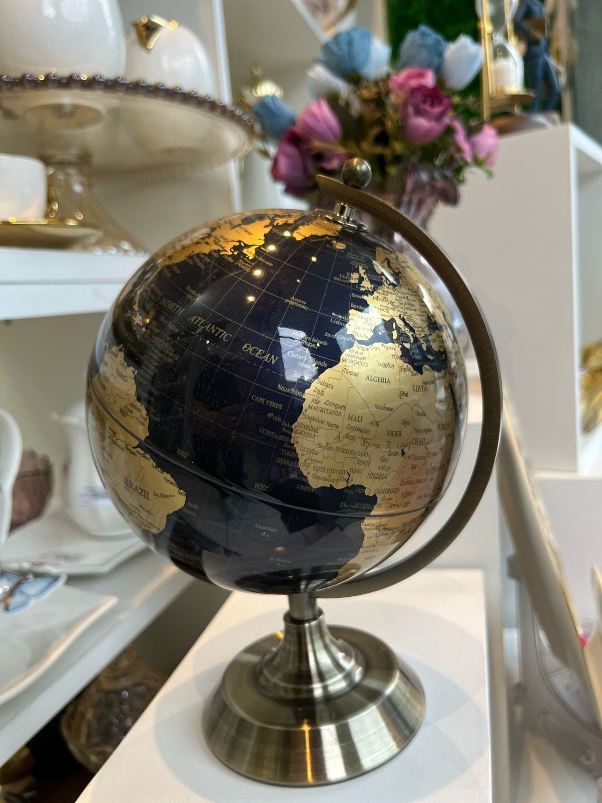 Globo Decorativo De Plástico E Metal 21,5x14x15cm