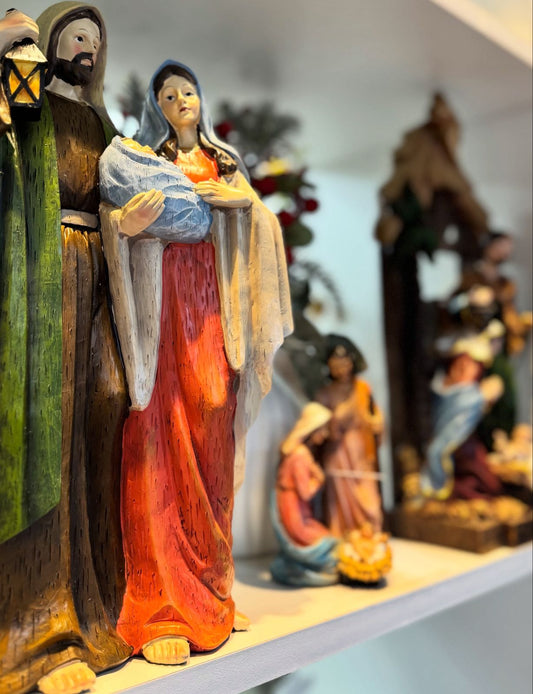 RESINA SAGRADA FAMILIA NATAL COLORIDO 31,5X18,5CM