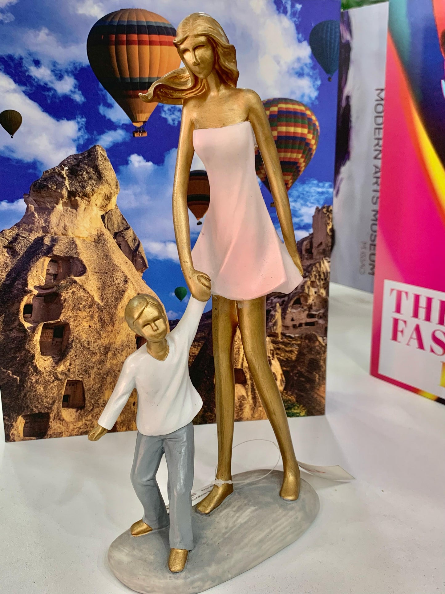 Escultura Família Mãe e Filho Rosê com dourado