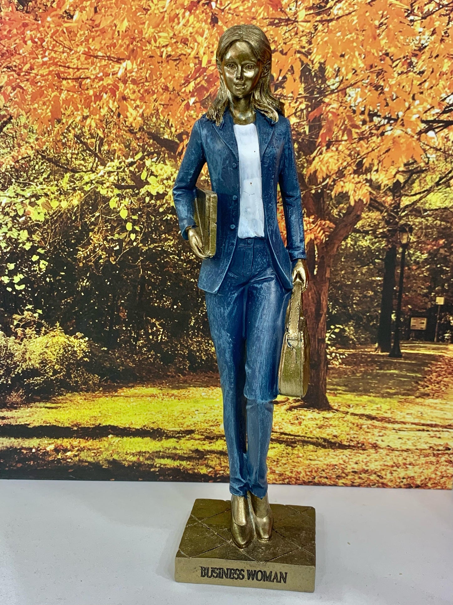 Estatueta Decorativa Empresária em Resina - Espressione