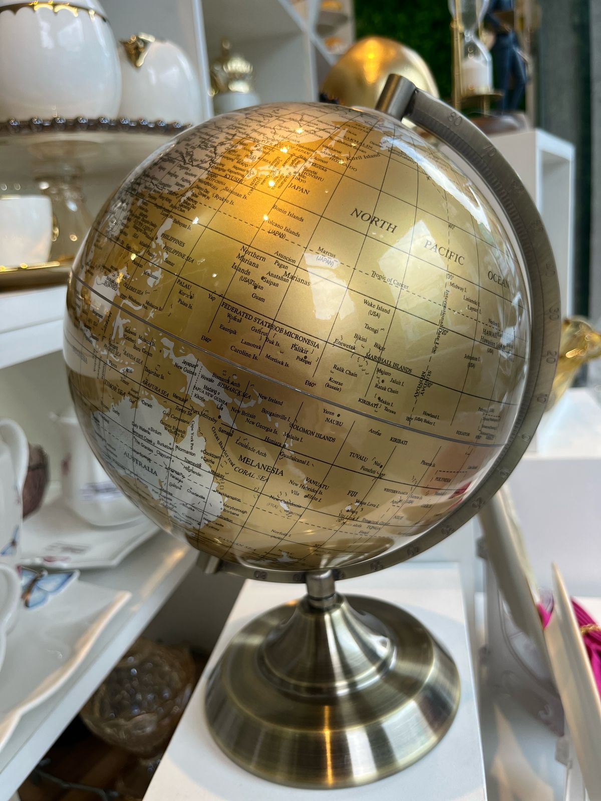 Globo Decorativo de Plástico e Metal 22x20x26,5cm - Wolff