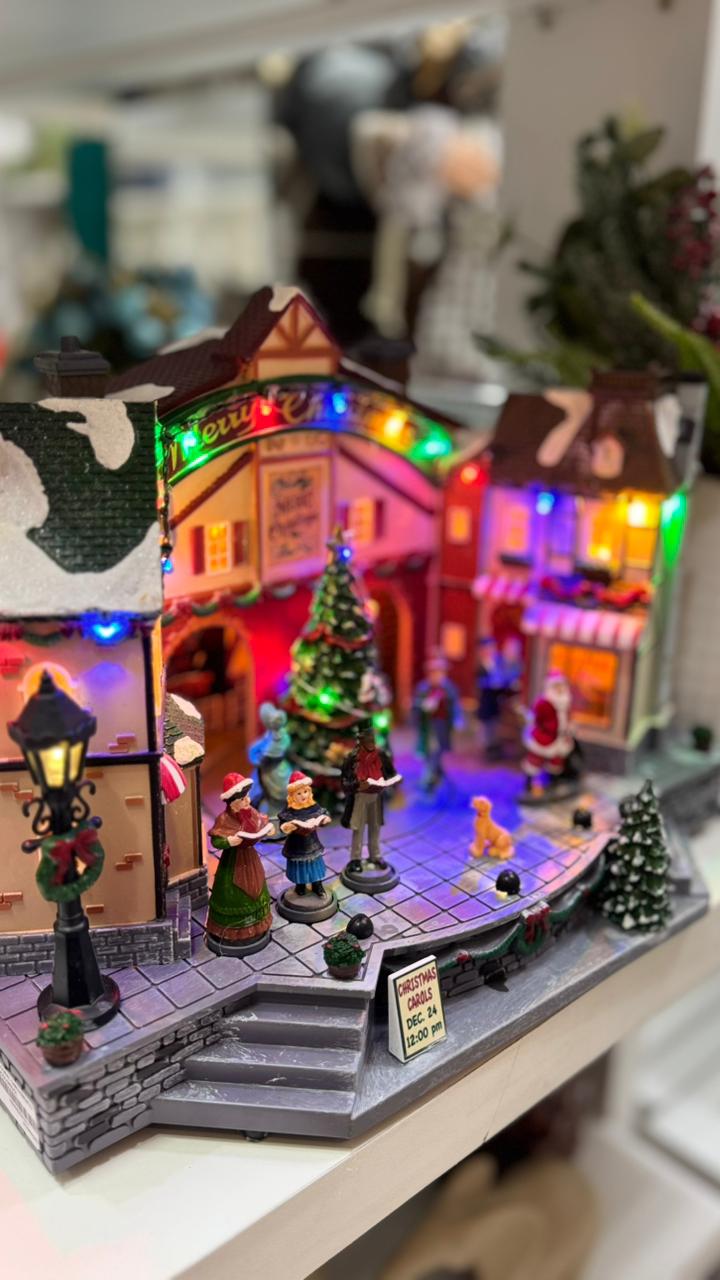 VILA NATAL CORAL COM  MOVIMENTO COLORIDO  26X36,5X22,5CM