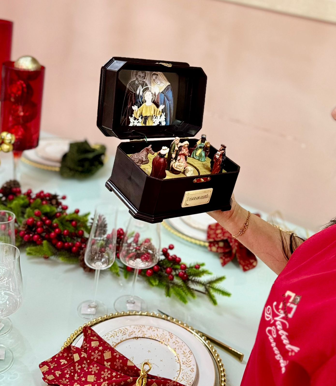 VILA RELIGIOSA COM PRÉSEPIO NATALINO E CAIXA DE MÚSICA 20X14X12CM